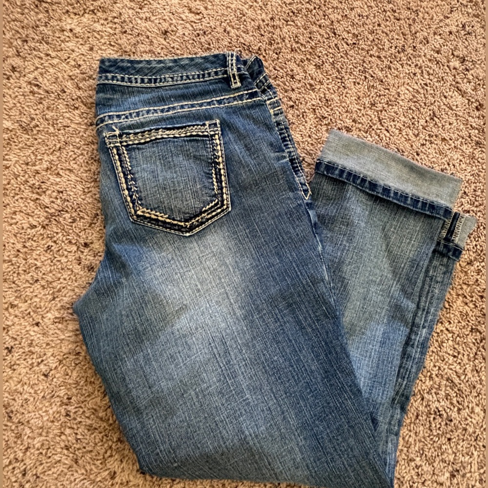 Maurice’s distressed jean capri 7/8